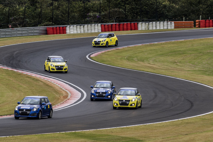 Domingo com muita diversão em veículos Suzuki no Autódromo Velo Città