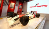 carro original da f1 mclaren no estande da honda