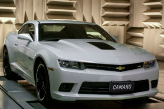 O Chevrolet Camaro num vídeo diferente