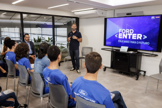 Ford promove aula inaugural do programa de formação profissional