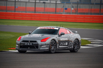 Nissan GT-R guiado por controle remoto ultrapassa 200 km/h