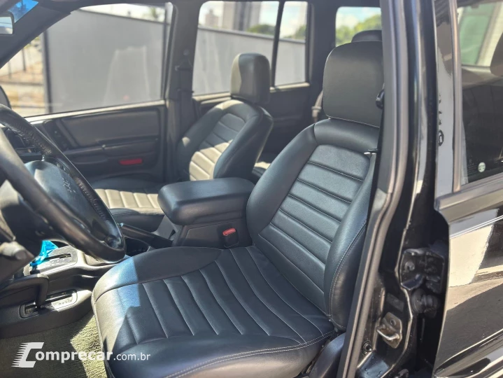 Grand Cherokee 4.0 Laredo 4X4 6I 12V Gasolina 4P Automático