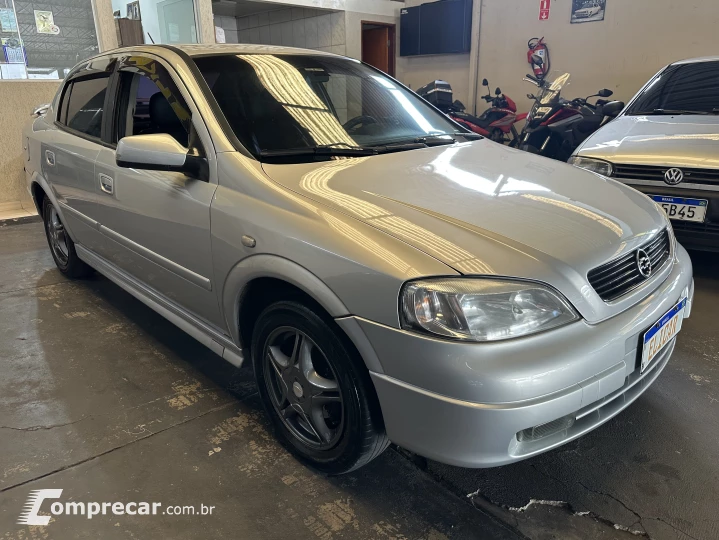 ASTRA 1.8 MPFI GL Sedan 8V