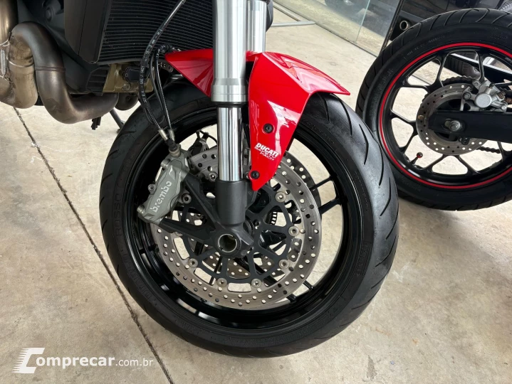 MONSTER 821
