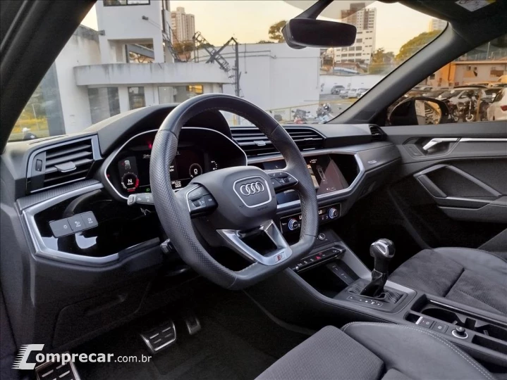 Q3 2.0 40 TFSI Performance Black Quattro