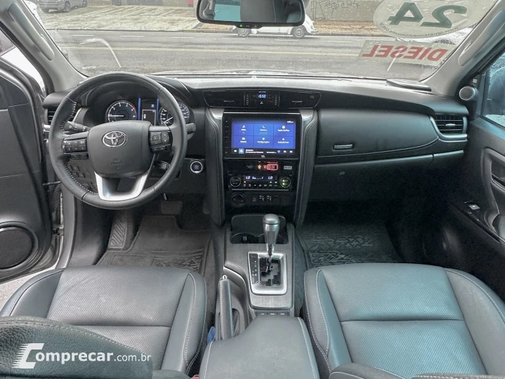 HILUX SW4 2.8 D-4D TURBO DIESEL SRX 7L 4X4 AUTOMÁTICO