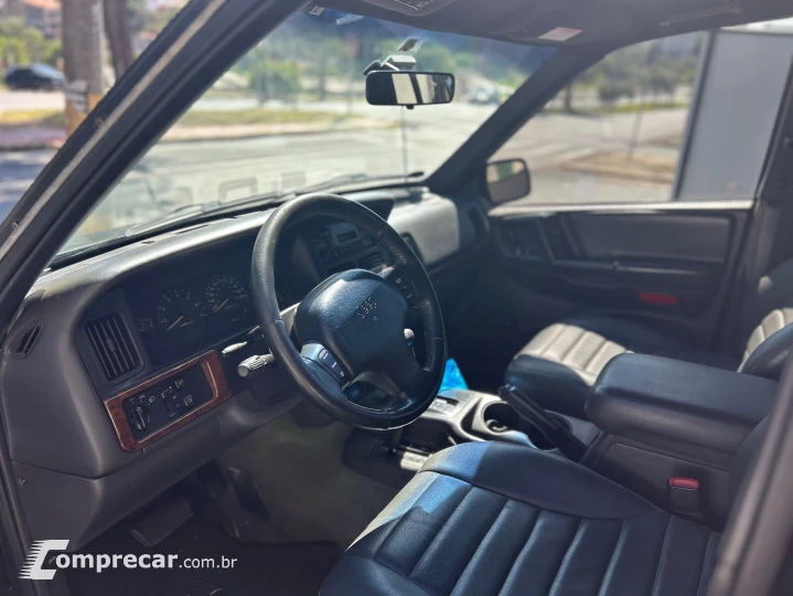 Grand Cherokee 4.0 Laredo 4X4 6I 12V Gasolina 4P Automático