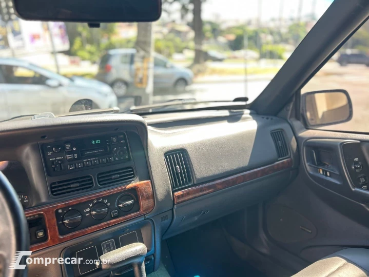 Grand Cherokee 4.0 Laredo 4X4 6I 12V Gasolina 4P Automático