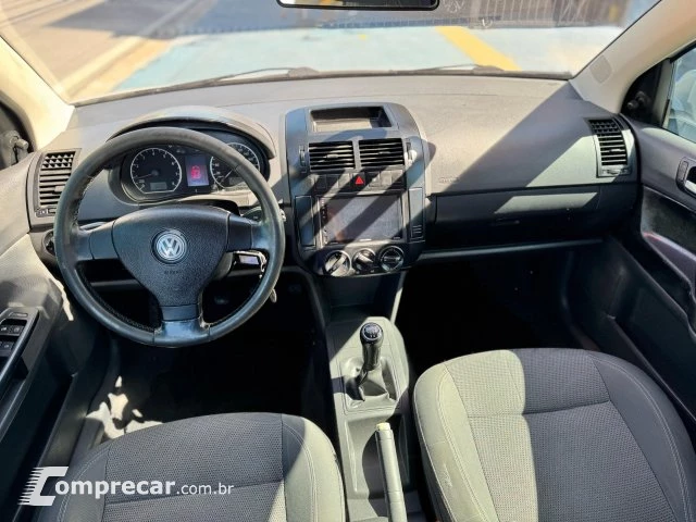 POLO SEDAN - 1.6 MI COMFORTLINE 8V 4P MANUAL
