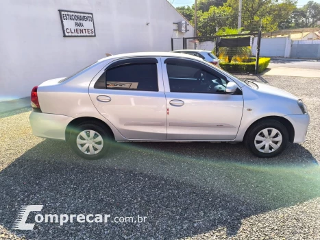 Toyota ETIOS 1.5 X Sedan 16V 4 portas