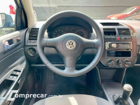 Volkswagen POLO SEDAN - 1.6 MI 8V 4P MANUAL 4 portas