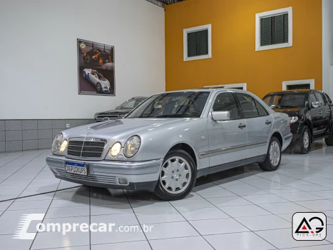 Mercedes-Benz E 320 3.2 Elegance 6 Cilindros 24V 4 portas