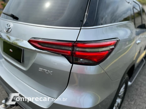 HILUX SW4 2.8 D-4D TURBO DIESEL SRX 7L 4X4 AUTOMÁTICO