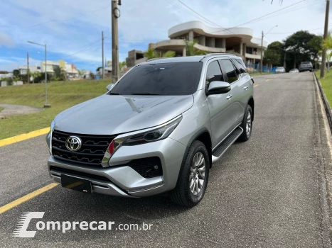 Toyota HILUX SW4 2.8 D-4D TURBO DIESEL SRX 7L 4X4 AUTOMÁTICO 4 portas