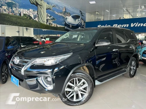 Toyota HILUX SW4 2.8 SRX 4X4 7 LUGARES 16V TURBO INTERCO 4 portas