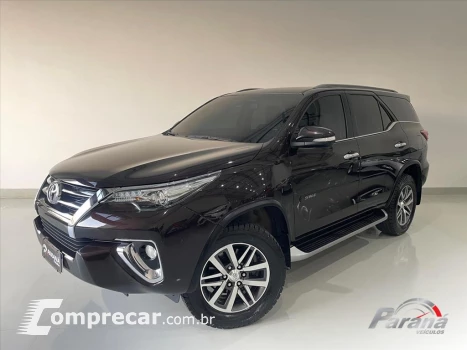 Toyota HILUX SW4 2.8 SRX 4X4 7 LUGARES 16V TURBO INTERCO 4 portas