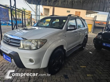 Toyota HILUX SW4 - 3.0 SRV 4X4 7 LUGARES 16V TURBO INTERCOOLER 4P A 4 portas