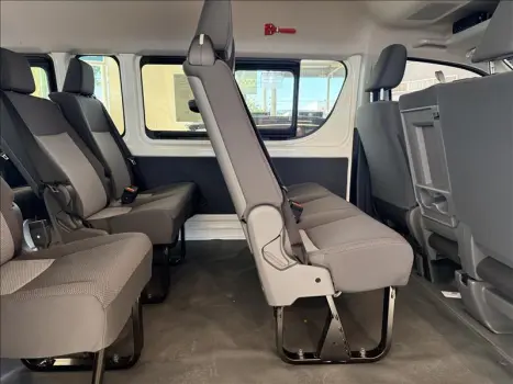HIACE 2.8 D-4d Turbo Minibus 15+1 DX