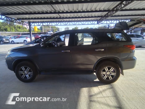 Toyota Hilux SW4 SRV 4x2 2.7 Flex 16V Aut. 4 portas