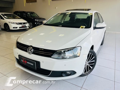 Volkswagen JETTA 2.0 TSI HIGHLINE 200CV GASOLINA 4P TIPTRONIC 4 portas