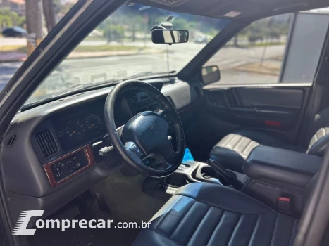 Grand Cherokee 4.0 Laredo 4X4 6I 12V Gasolina 4P Automático