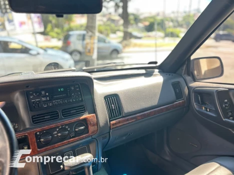 Grand Cherokee 4.0 Laredo 4X4 6I 12V Gasolina 4P Automático