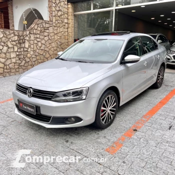 Volkswagen JETTA 2.0 TSI Highline 211cv 4 portas